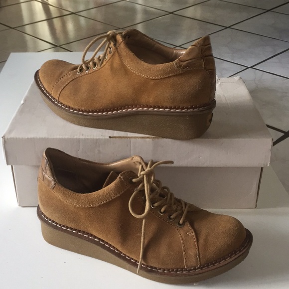 B . Makowsky Sneakers - Picture 3 of 7